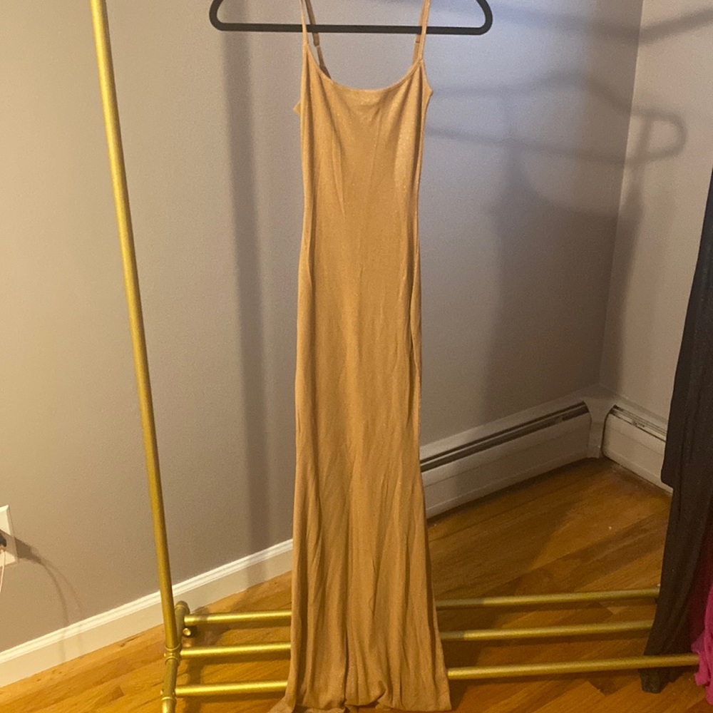 Skims Skims SOFT LOUNGE SHIMMER LONG SLIP DRESS | GOLD × 1
GOLD / XS 0-2